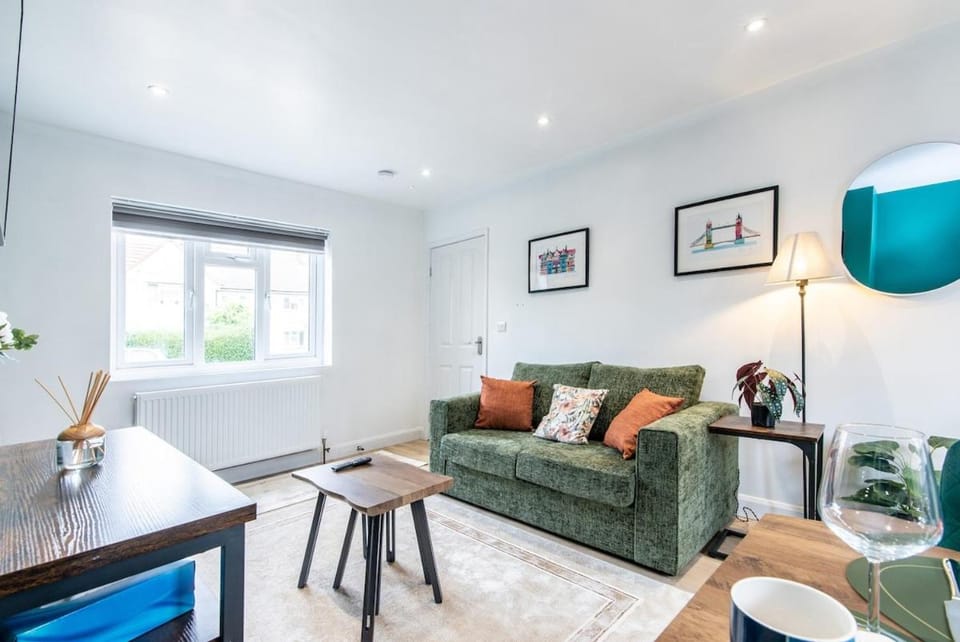 3 Bedroom Terraced House in Beeston Ideal for Corporate Stays Bed and Breakfast in Nottingham