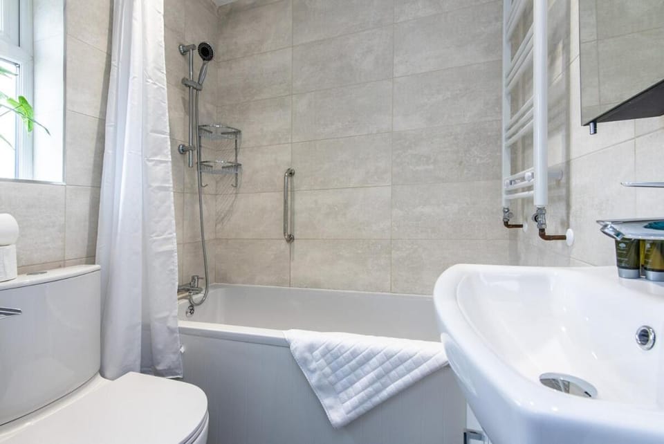 3 Bedroom Terraced House in Beeston Ideal for Corporate Stays Bed and Breakfast in Nottingham