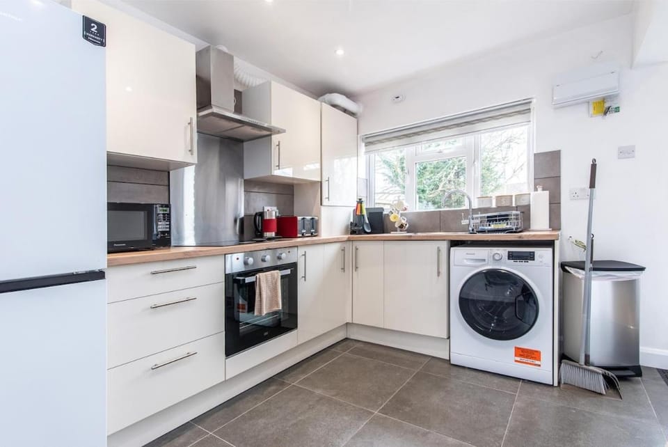 3 Bedroom Terraced House in Beeston Ideal for Corporate Stays Bed and Breakfast in Nottingham
