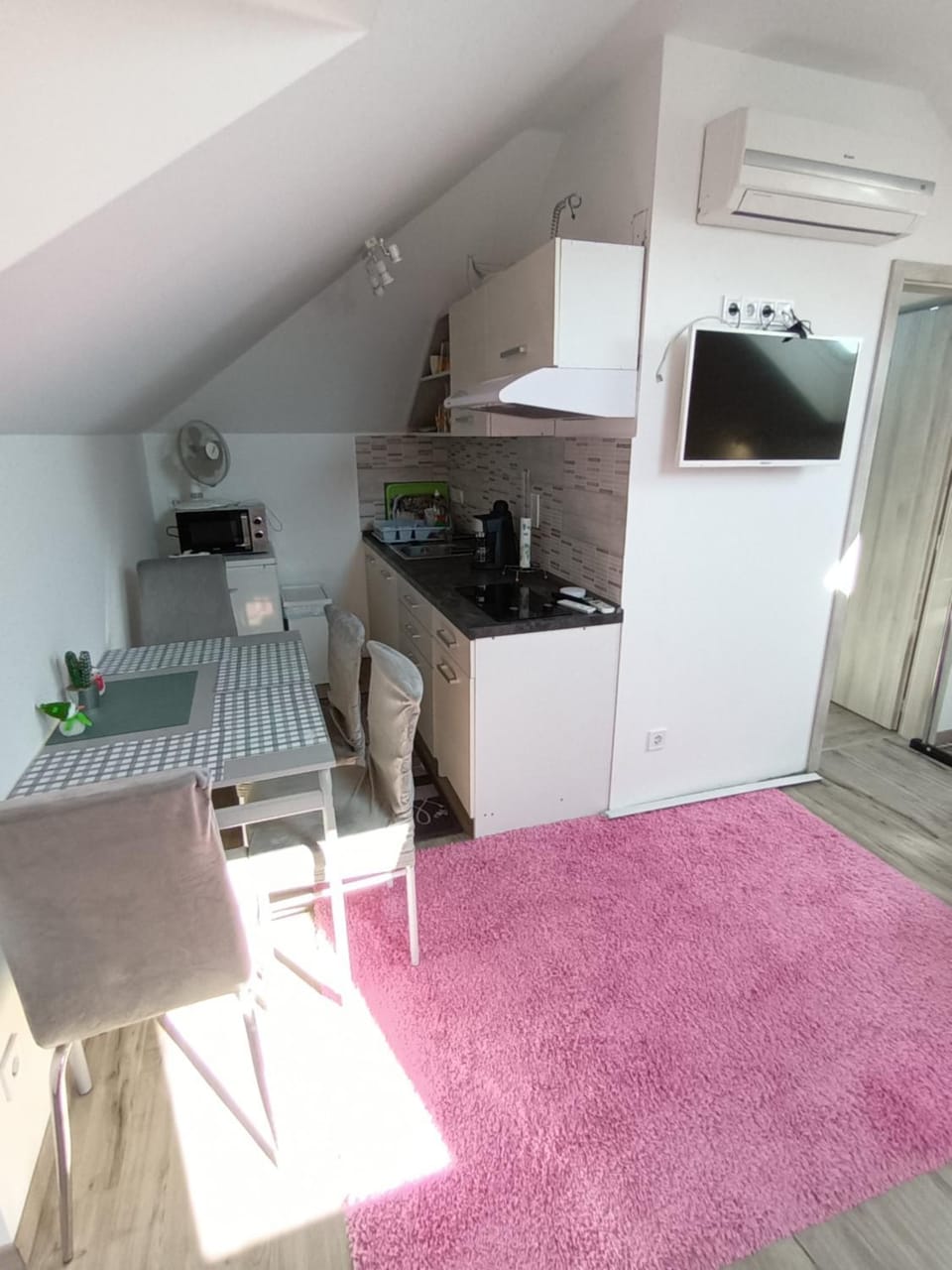 TV and multimedia, Coffee/tea facilities, Kitchen or kitchenette, microwave, stove, toaster, air conditioner