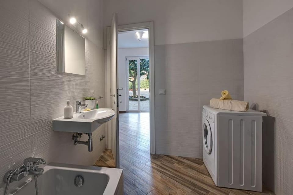 Bathroom, Bath, washing machine