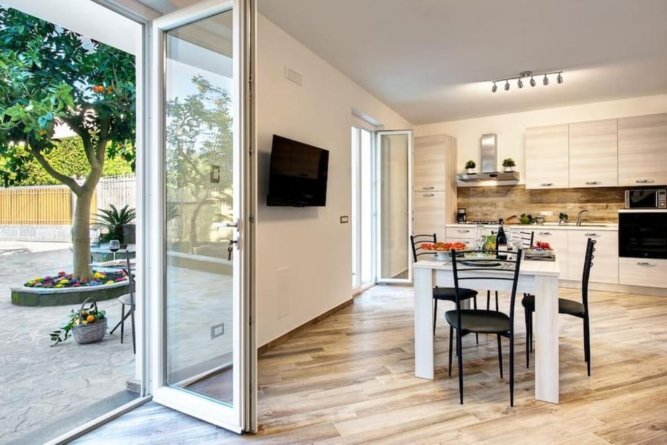 Patio, TV and multimedia, Kitchen or kitchenette, Living room, Seating area, Dining area, Evening entertainment, minibar, pet friendly, stove