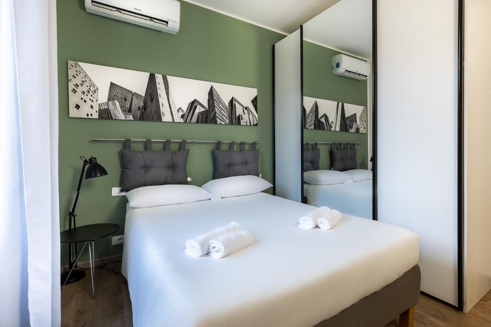 Bedroom, towels, wardrobe