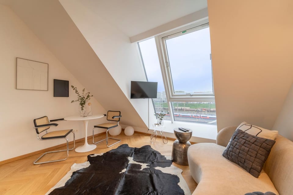 TV and multimedia, Living room, Seating area, Evening entertainment
