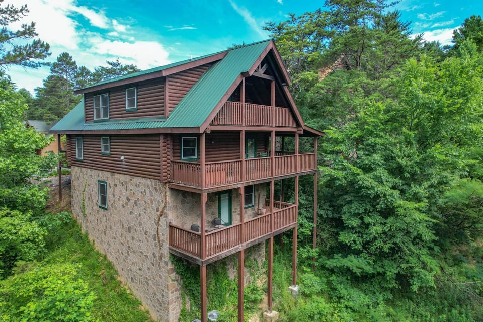 Wilderness Theater and Lodge House in Pigeon Forge