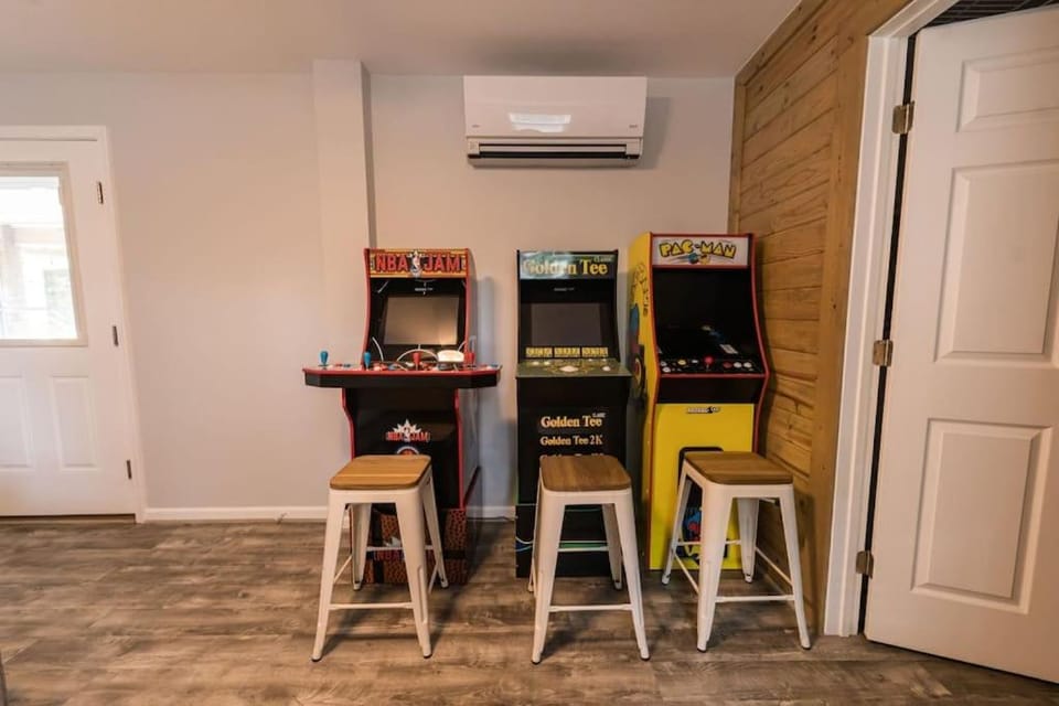 Somewhere On A Beach - 4 bedroom -Private Pool - Hot Tub - Fire Pit - Game Room - Horseshoe Pits - Walk to beach, Sound, arcade and go carts! House in Kill Devil Hills