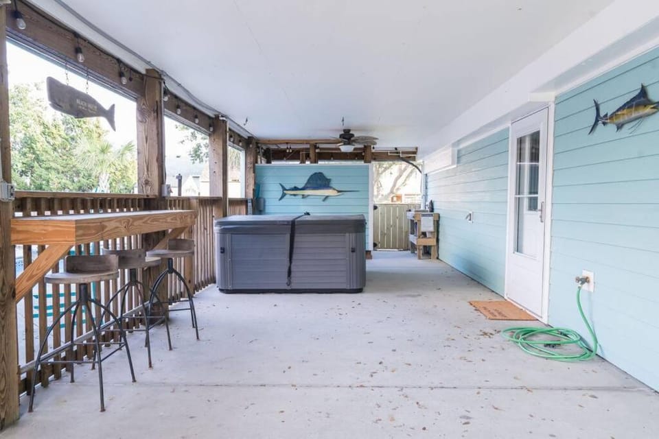 Somewhere On A Beach - 4 bedroom -Private Pool - Hot Tub - Fire Pit - Game Room - Horseshoe Pits - Walk to beach, Sound, arcade and go carts! House in Kill Devil Hills