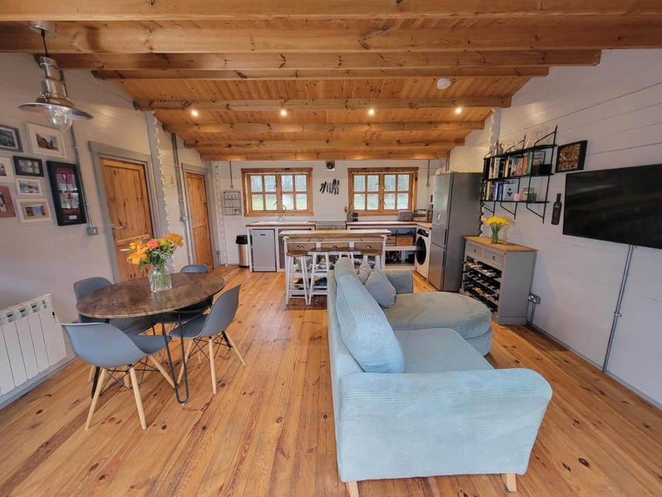 Kitchen or kitchenette, Living room, Seating area, Dining area