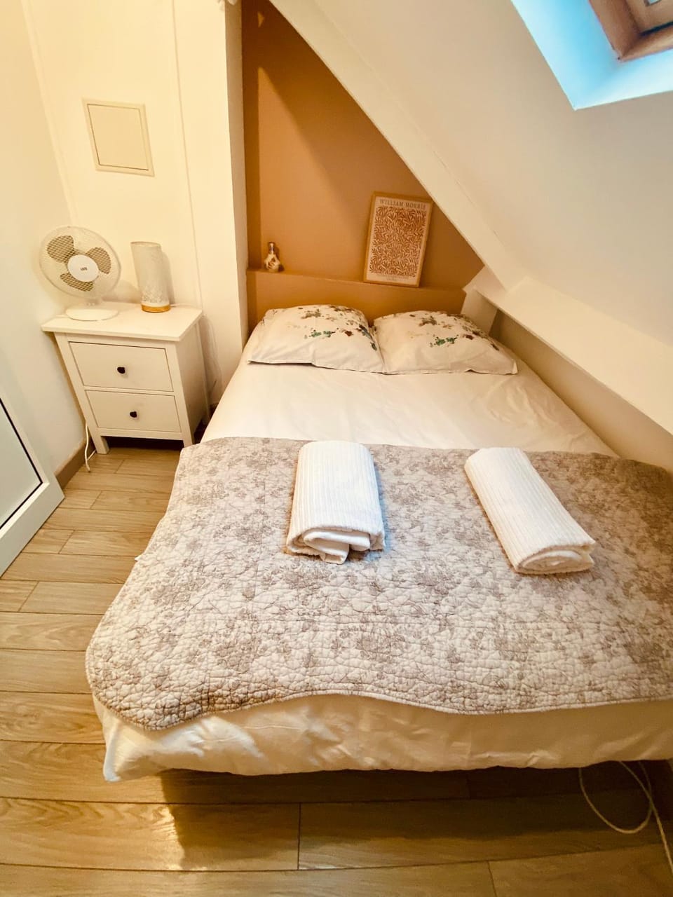 Bed, Photo of the whole room, Bedroom, towels