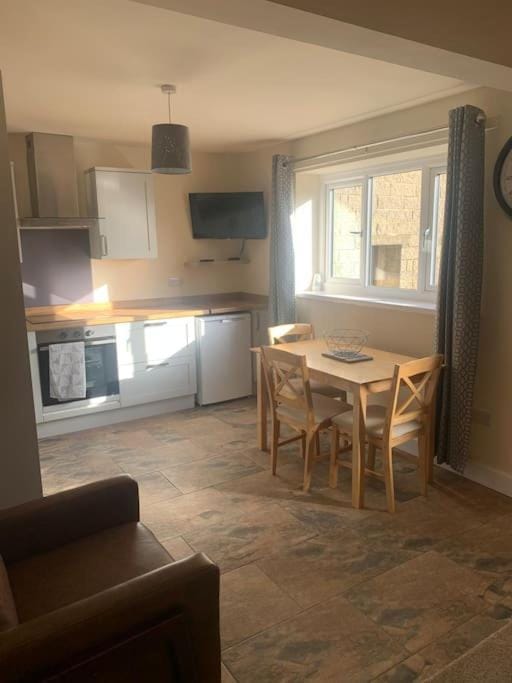Kitchen or kitchenette, Dining area, minibar, pet friendly, stove