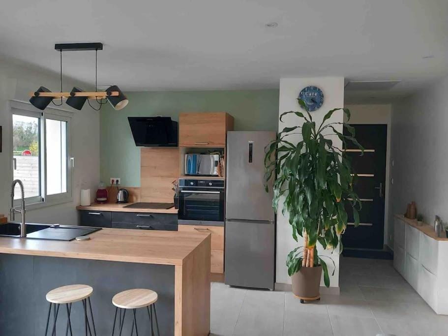 Kitchen or kitchenette, Dining area, oven, stove