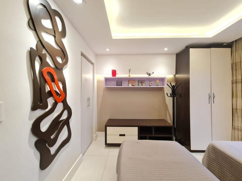2 bedrooms 2 baths apartment. 3 blocks from Ipanema beach. Prime location. Apartment in Rio de Janeiro