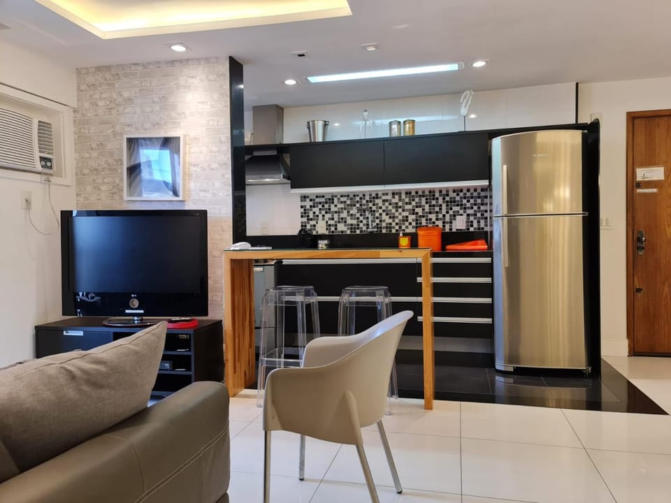 Communal lounge/ TV room, TV and multimedia, Kitchen or kitchenette, Living room, Seating area, Dining area, dishwasher, stove