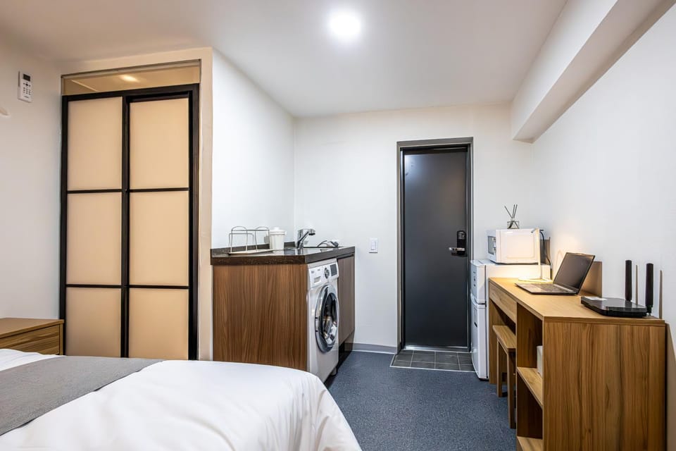 Bed, Photo of the whole room, Bedroom, washing machine, dryer