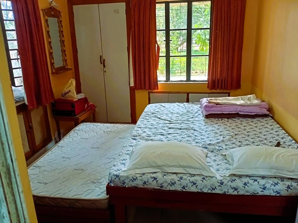Bed, Bedroom, towels