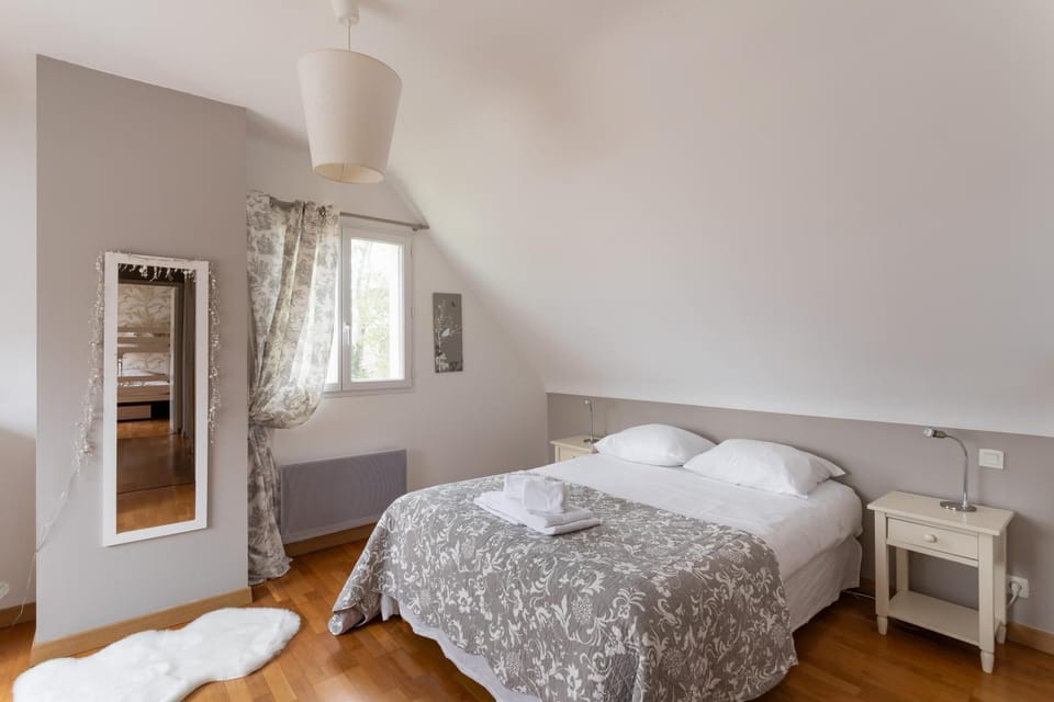 Bed, Photo of the whole room