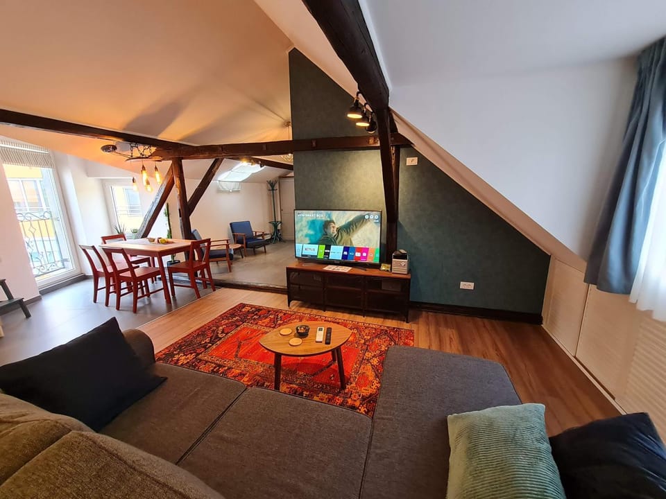 TV and multimedia, Living room, Seating area, Dining area