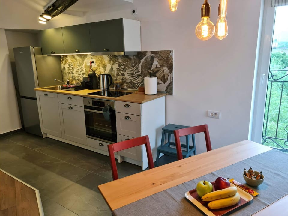 Coffee/tea facilities, Dining area, oven, stove