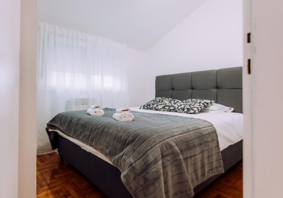 Bed, Bedroom, towels