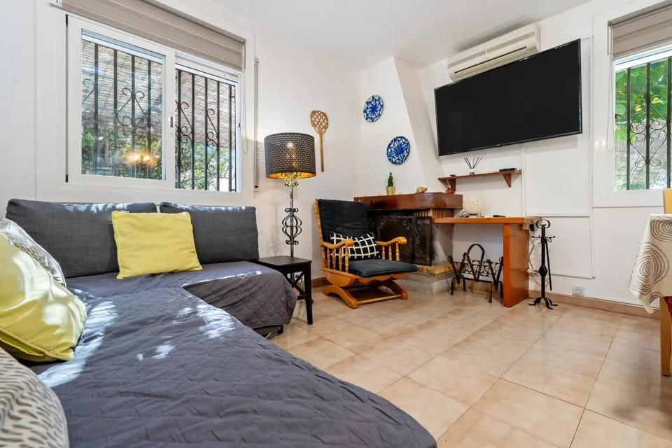 TV and multimedia, Living room, Seating area, air conditioner