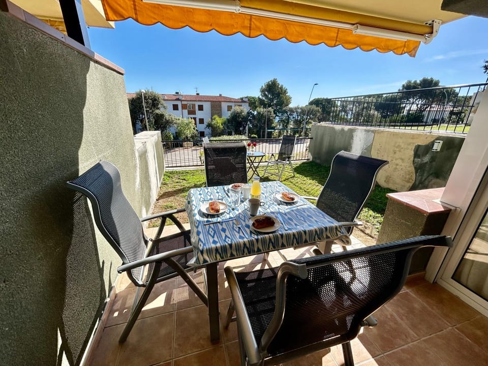 Patio, Day, Garden, Balcony/Terrace, Dining area