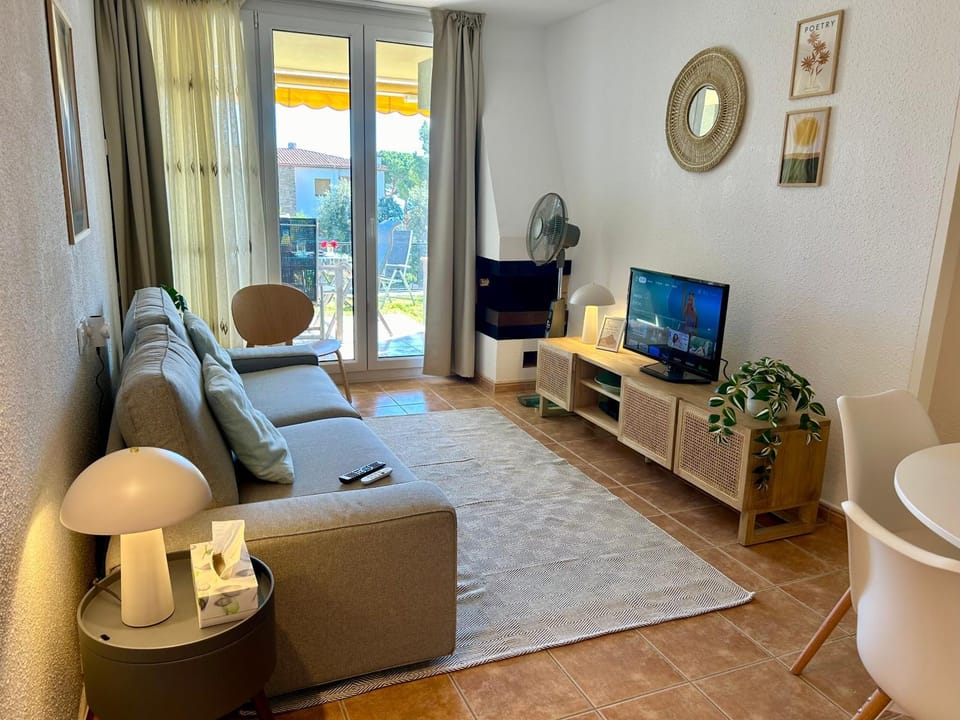 TV and multimedia, Living room, Seating area, Garden view