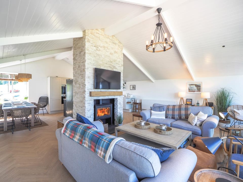 TV and multimedia, Living room, Seating area, Dining area