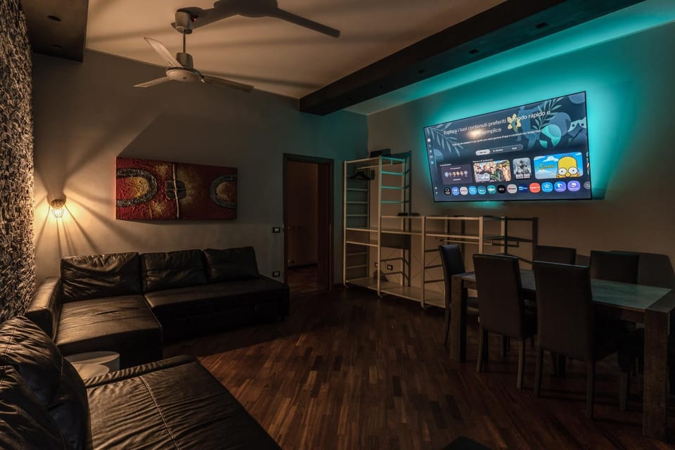 TV and multimedia, Living room, Seating area, Evening entertainment