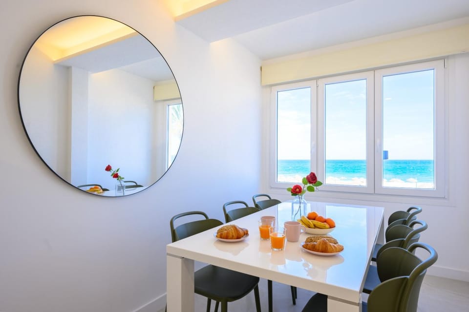 Natural landscape, Living room, Food and drinks, Seating area, Dining area, Food, Sea view, internet, internet, air conditioner, air conditioner