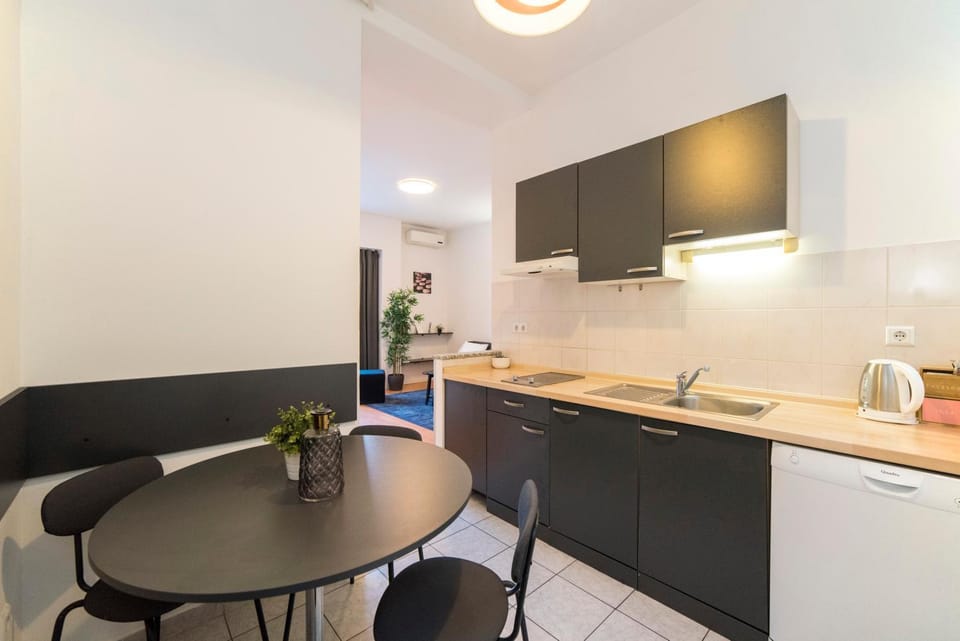 Kitchen or kitchenette, dishwasher, stove
