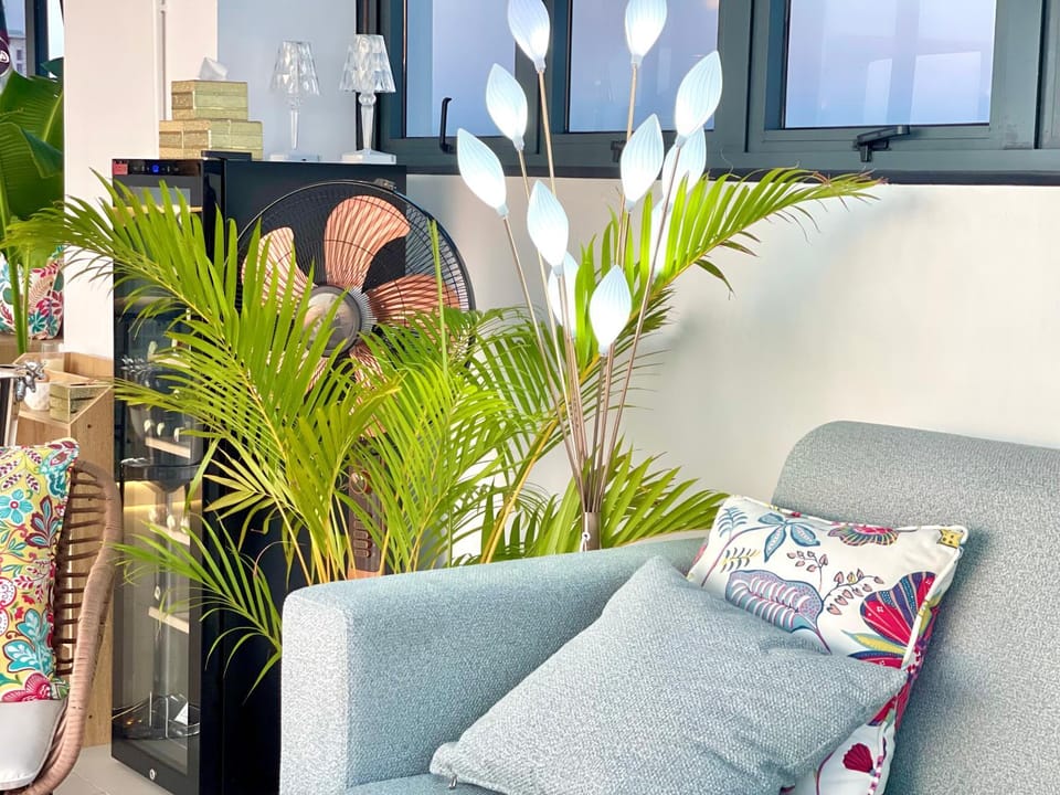 Restaurant/places to eat, Lounge or bar