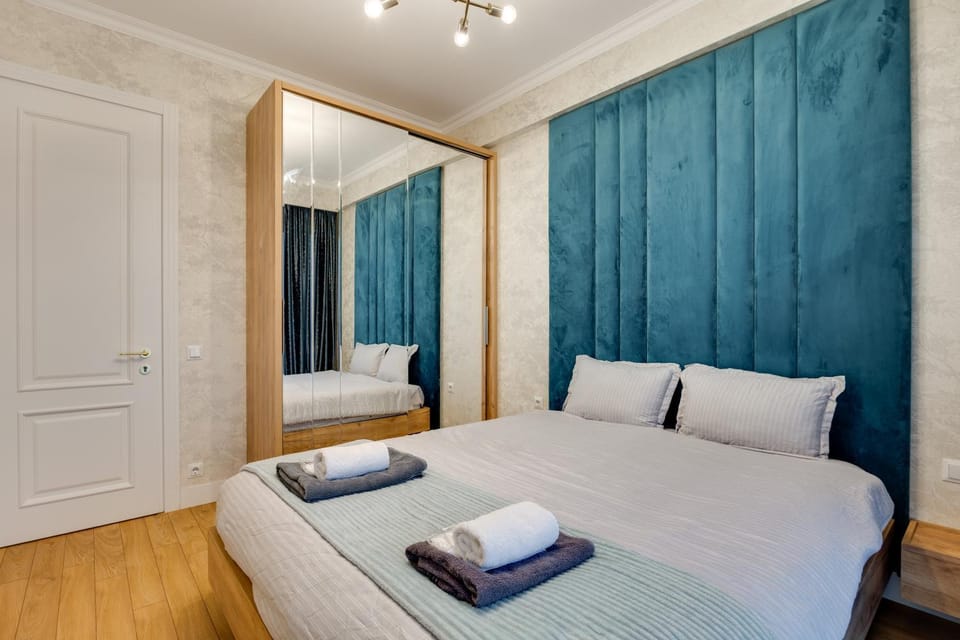 Photo of the whole room, Bedroom, towels