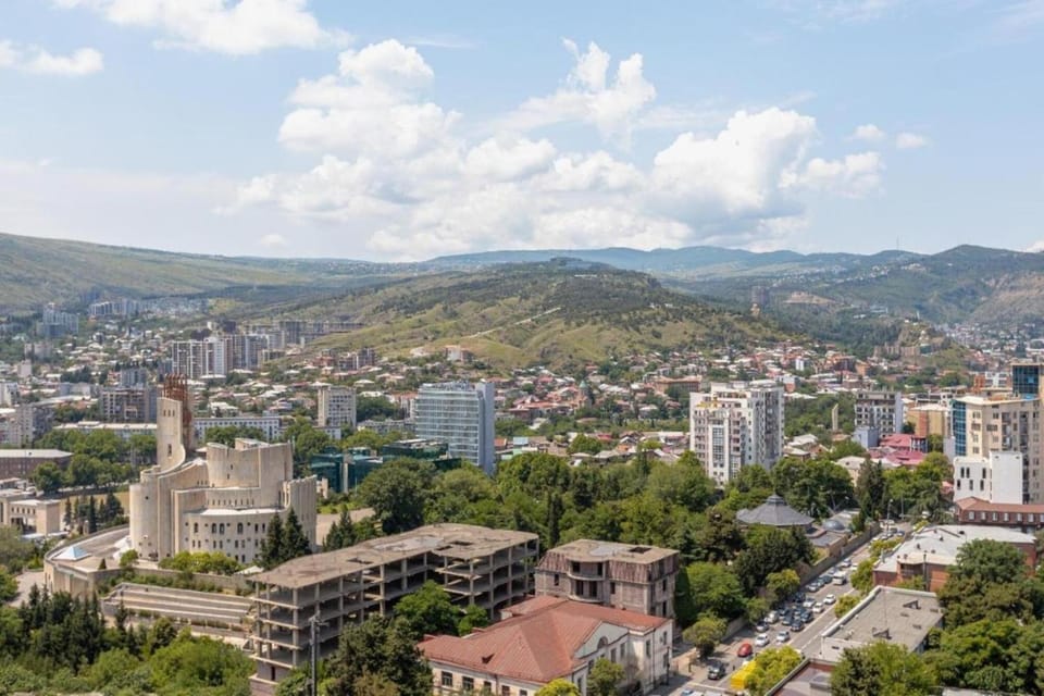 Property building, Nearby landmark, Day, Neighbourhood, Natural landscape, Bird's eye view, City view, Mountain view, Street view, Location