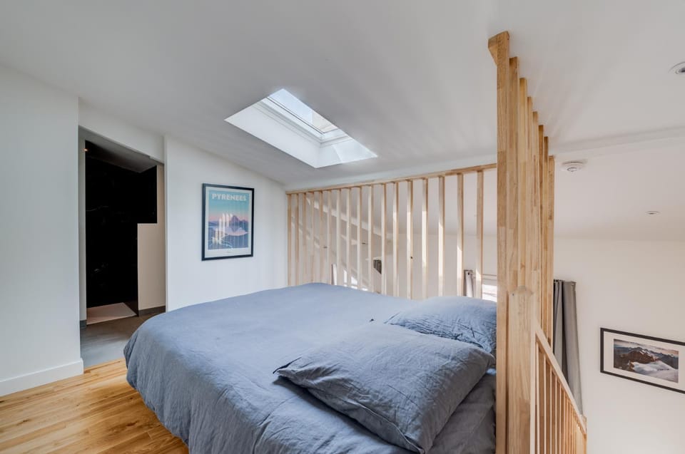 Bed, Bathroom, Photo of the whole room, Bedroom, air conditioner