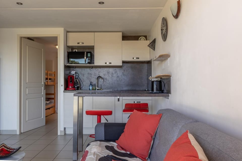 Kitchen or kitchenette, Living room
