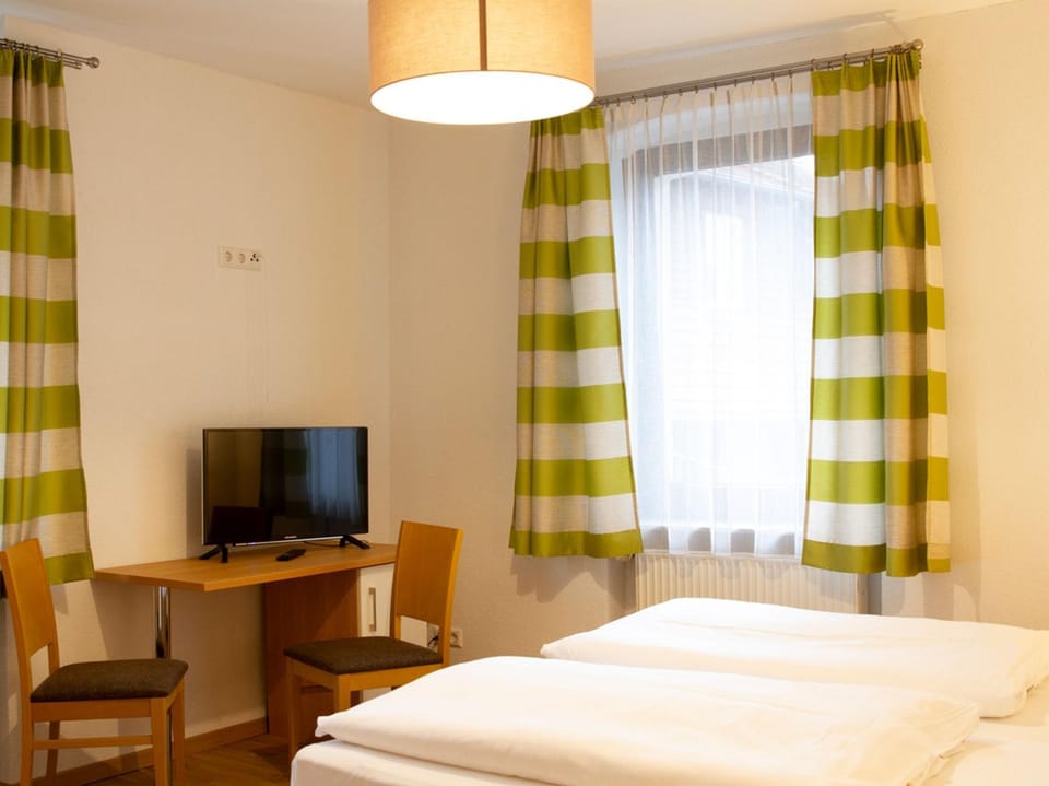 Bed, TV and multimedia, Photo of the whole room, Bedroom, hair dresser