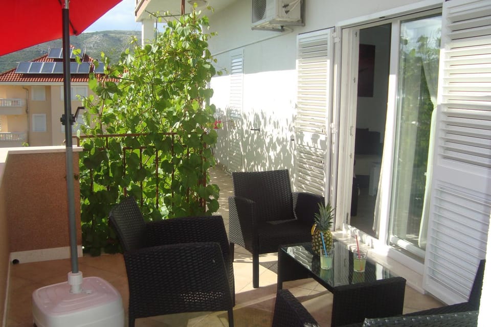 Balcony/Terrace, Food and drinks