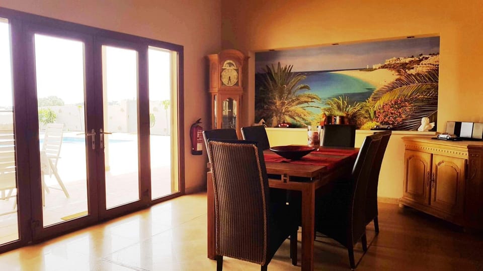Seating area, Dining area