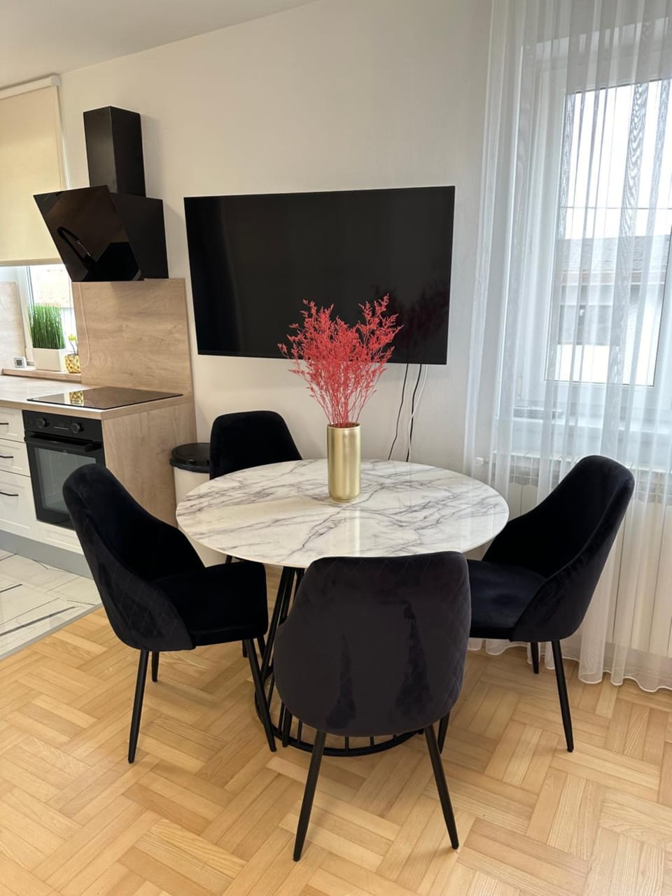 Communal lounge/ TV room, TV and multimedia, Kitchen or kitchenette, Living room, Seating area, Dining area, Evening entertainment