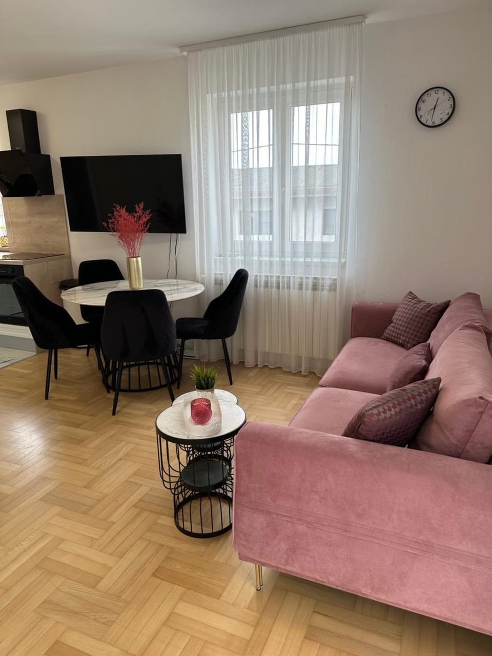 Communal lounge/ TV room, TV and multimedia, Living room, Seating area, Dining area, Evening entertainment