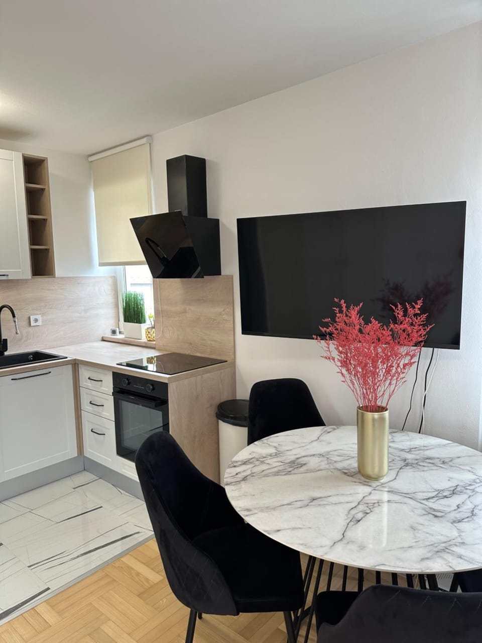 TV and multimedia, Kitchen or kitchenette, Dining area, oven, stove