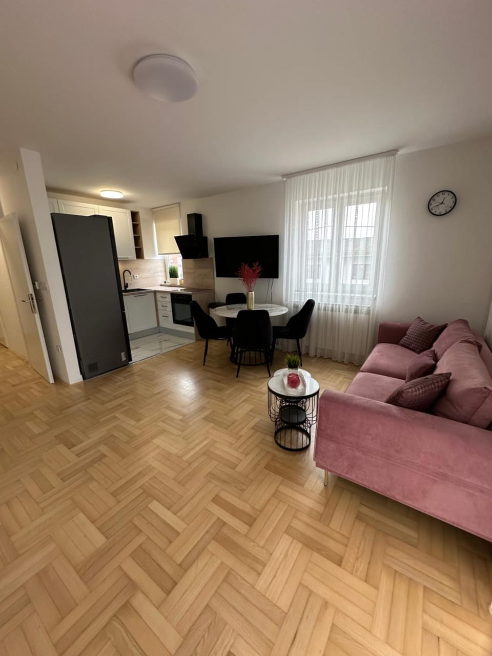 Communal lounge/ TV room, TV and multimedia, Living room, Seating area, Evening entertainment
