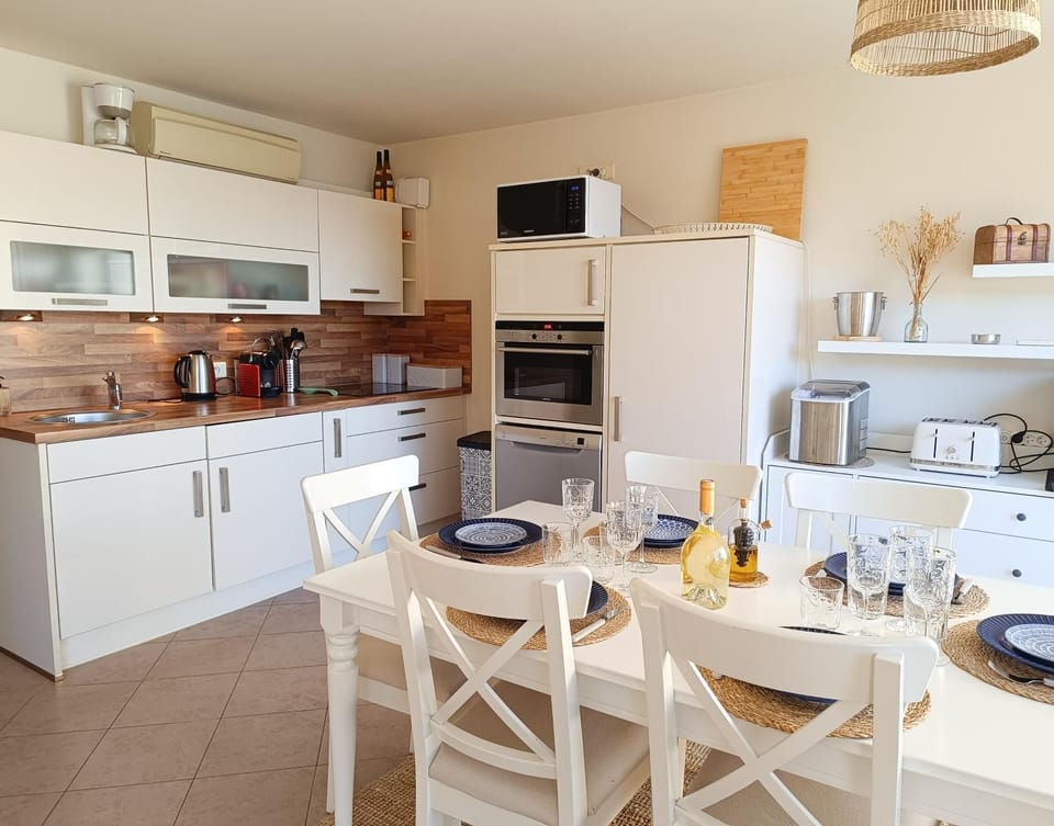 Coffee/tea facilities, Kitchen or kitchenette, Dining area, dishwasher, minibar, pet friendly, stove, toaster