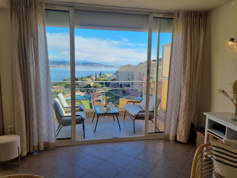 View (from property/room), Balcony/Terrace, Living room, Mountain view, Sea view