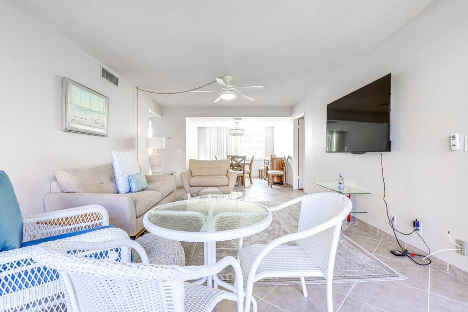 Comfortable Jensen Beach Condo w/ Pool View! House in Hutchinson Island