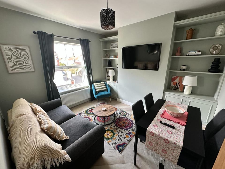 TV and multimedia, Living room, Seating area, Dining area