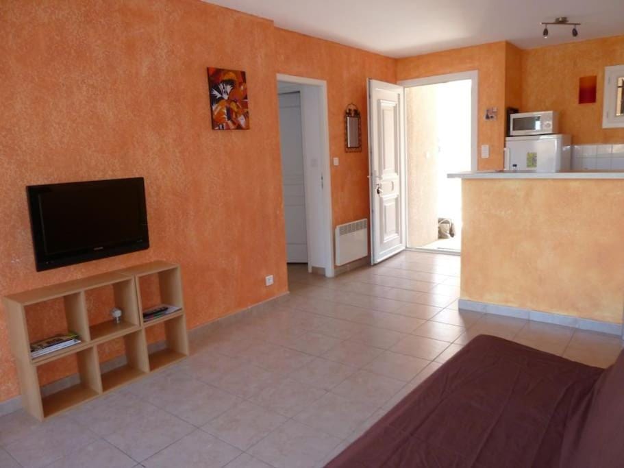 Facade/entrance, TV and multimedia, Kitchen or kitchenette, Dining area, minibar