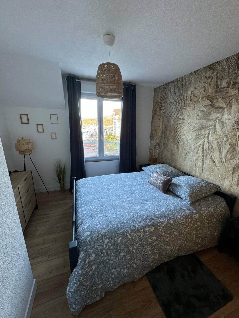 Photo of the whole room, Bedroom
