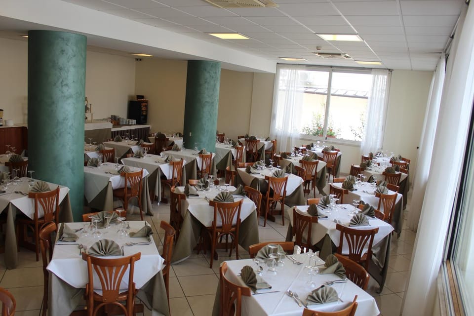 Restaurant/places to eat, Living room, Lounge or bar, Banquet/Function facilities