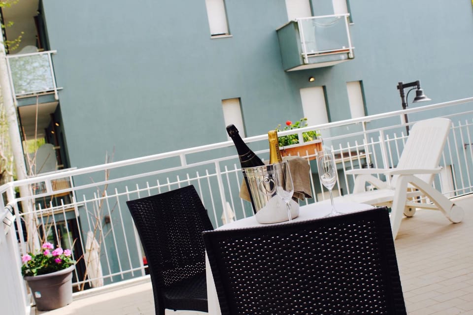 Day, TV and multimedia, View (from property/room), Balcony/Terrace, Living room, Seating area, Dining area, Evening entertainment